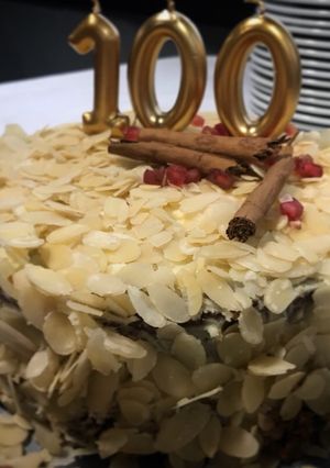 Foto principal de Tarta de zanahoria y chocolate blanco para el 100 cumple de Carmelita 👵🏼🍰🎄(thermomix)