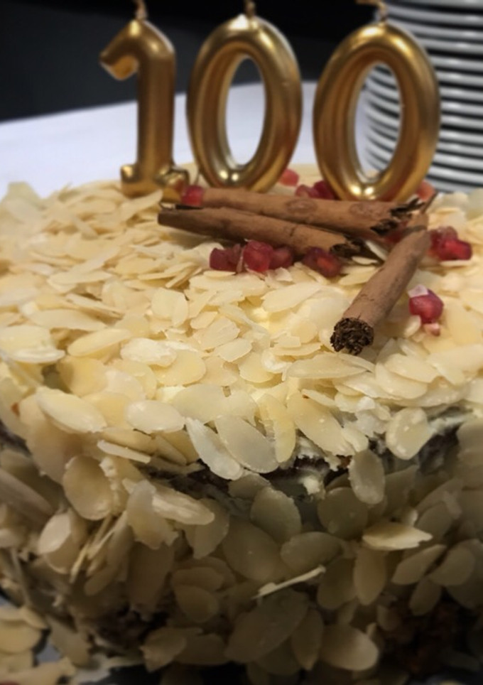 Una foto de Tarta de zanahoria y chocolate blanco para el 100 cumple de Carmelita 👵🏼🍰🎄(thermomix)
