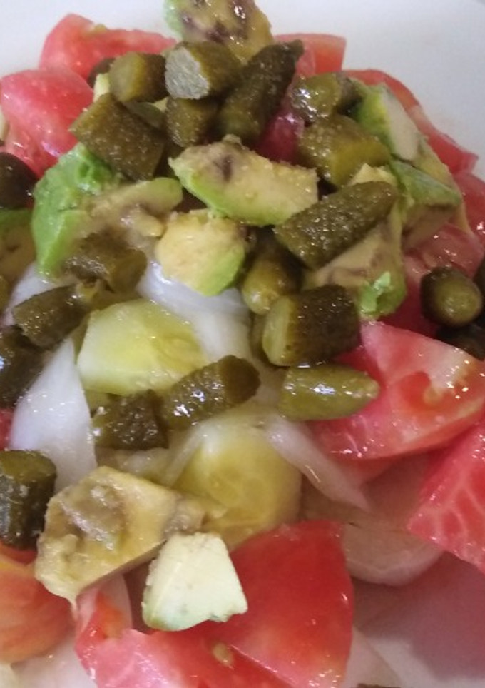 Una foto de Ensalada fresca con pepinillos