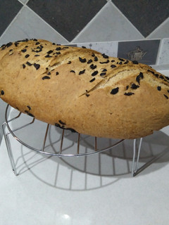 Una foto de Pan con aceitunas negras