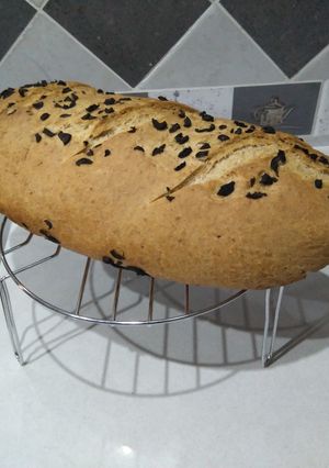 Una foto de Pan con aceitunas negras