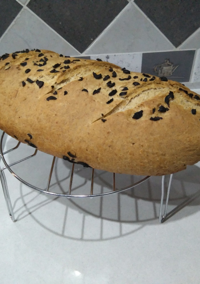 Una foto de Pan con aceitunas negras