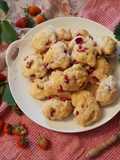 Biscotti morbidi con ricotta e fragole nell'impasto