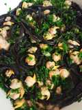 Spaghettis à l'encre de seiche et coques