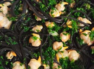 Une photo de Spaghettis à l'encre de seiche et coques