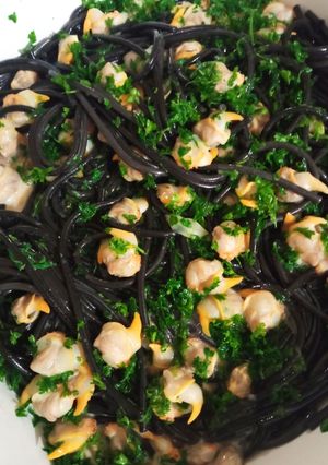 Une photo de Spaghettis à l'encre de seiche et coques