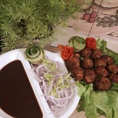 A picture of Bajre ke kache qeeme ke kababs.