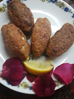Una foto de Kube, kibbe o kepe con ensalada fresca y Hummus