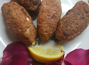 Una foto de Kube, kibbe o kepe con ensalada fresca y Hummus