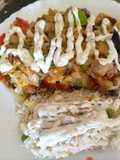 Kebab con berenjena cebolla tomate y aguacate