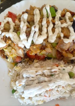 Una foto de Kebab con berenjena cebolla tomate y aguacate