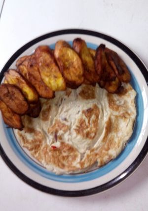 A picture of Fried egg/fried plantain.