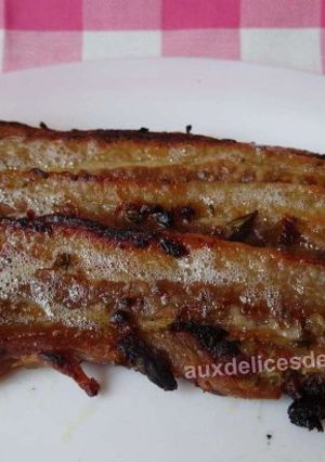 Une photo de Tranches de poitrine de porc marinées cuisson au barbecue