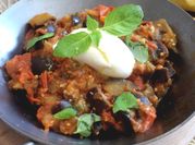 Une photo de aubergines tomates cerises