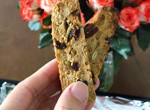 Hình của món Biscotti từ bột nguyên cám và hạt các loại.