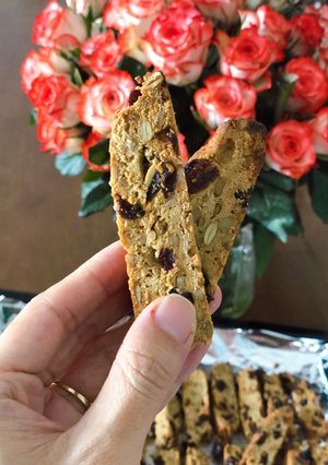 Hình của món Biscotti từ bột nguyên cám và hạt các loại.