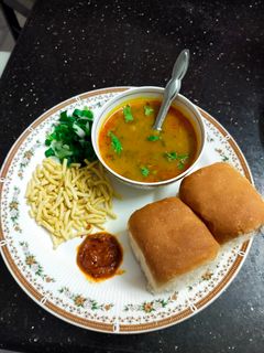 गुजराती सेव ऊसल (gujarati sev usal recipe in Hindi) रेसिपी मुख्य फोटो