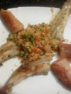 Una foto de Rape a la plancha con arroz frito con verduras y rollitos