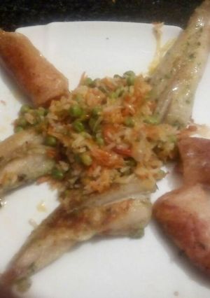 Foto principal de Rape a la plancha con arroz frito con verduras y rollitos 