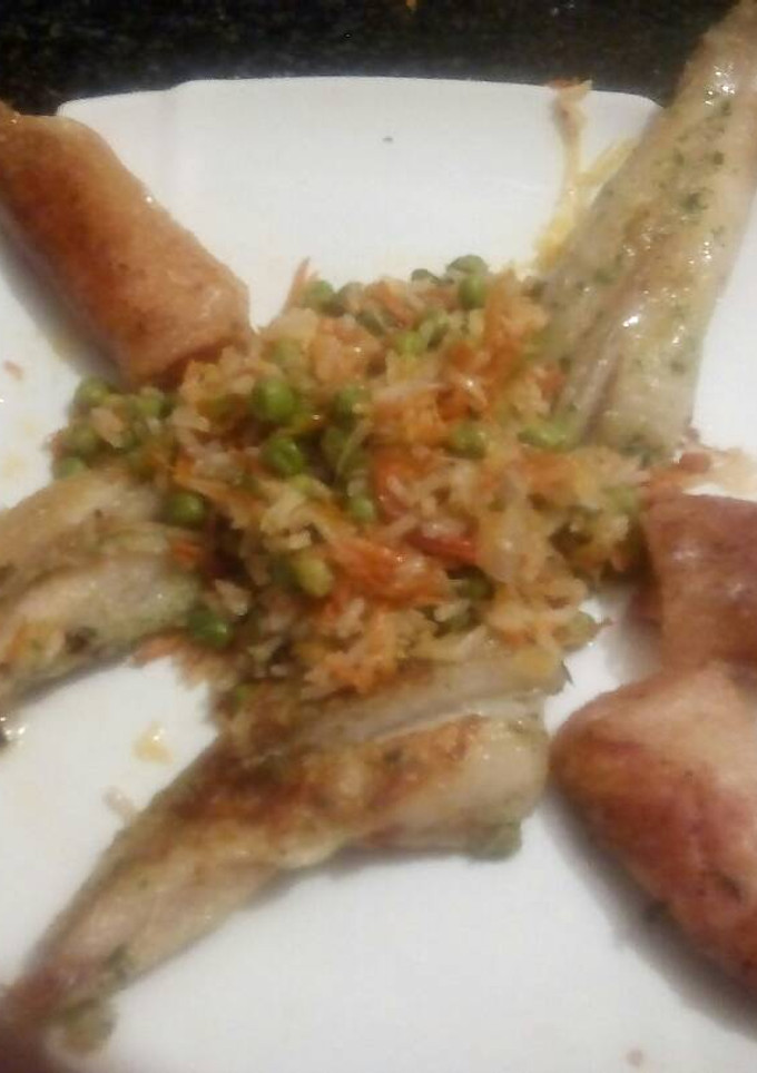 Una foto de Rape a la plancha con arroz frito con verduras y rollitos 