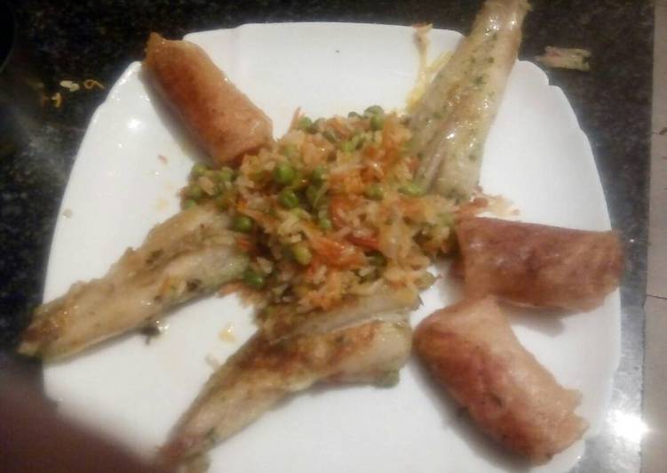 Rape a la plancha con arroz frito con verduras y rollitos
