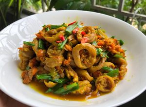 Hình của món Lòng già (khấu đuôi heo) xào nghệ.