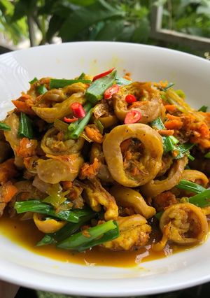 Hình của món Lòng già (khấu đuôi heo) xào nghệ.