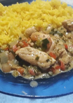 Una foto de Pollo a la crema con arroz amarillo
