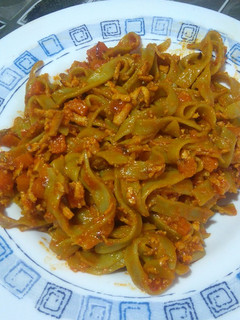 Una foto de Tallarines de espinacas con salsa de verduras y tofu
