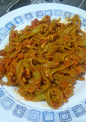 Foto principal de Tallarines de espinacas con salsa de verduras y tofu
