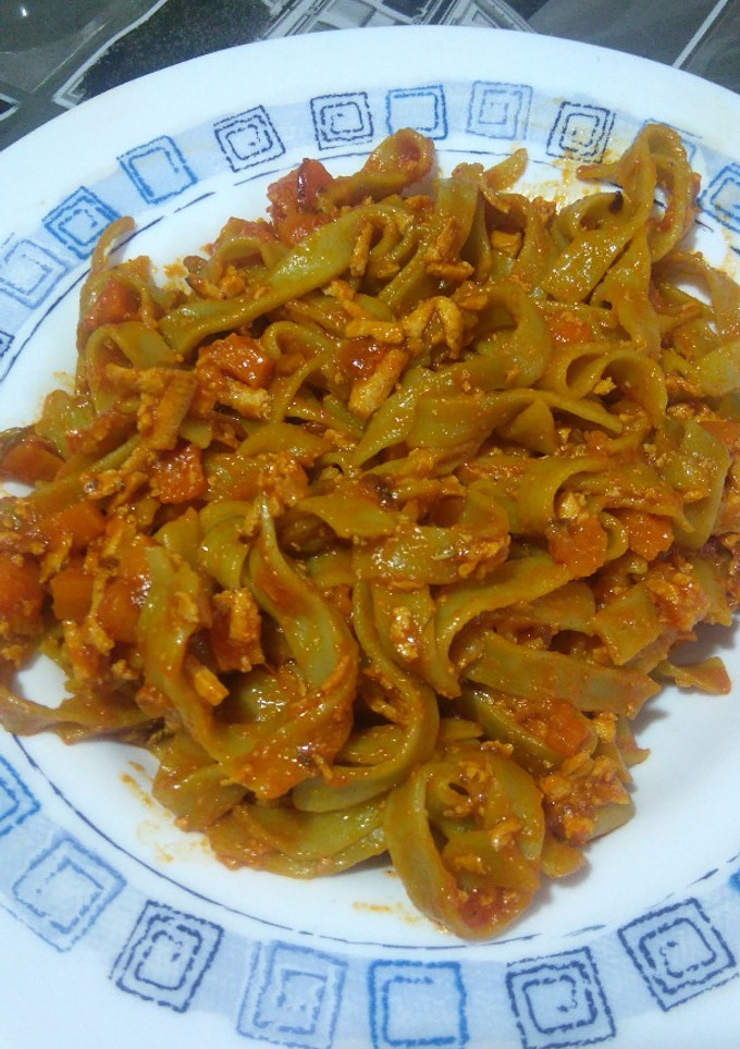 Una foto de Tallarines de espinacas con salsa de verduras y tofu