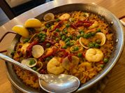 Una foto de mejillones en tomate