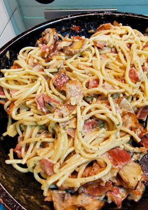 A picture of Creamy Bacon and Mushroom Pasta.