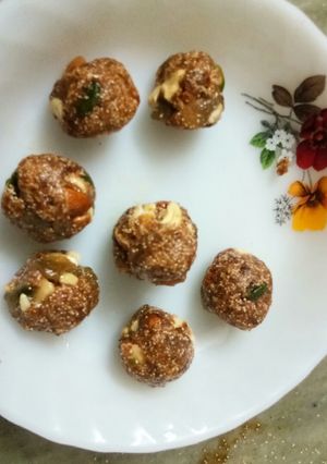 A picture of #sugarless electric energetic ladoos.