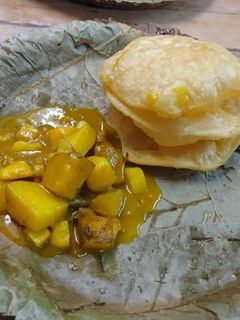 লুচি আলুর তরকারি (luchi aloor tarkari recipe in Bengali) রেসিপির প্রধান ছবি