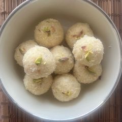 A picture of Instant Coconut Ladoos🥥.