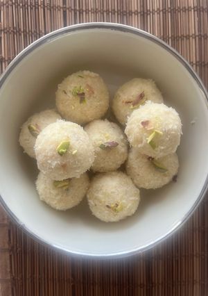 A picture of Instant Coconut Ladoos🥥.
