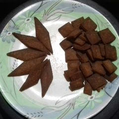 A picture of Chocolate shakarpara.