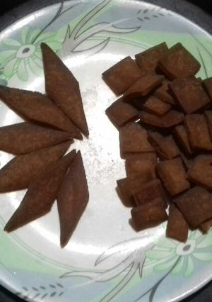 A picture of Chocolate shakarpara.