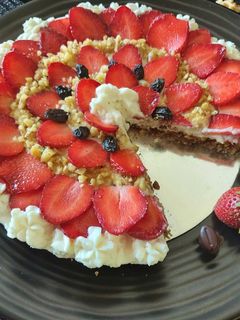 મોકા વોલનટ સ્ટ્રોબેરી ટાર્ટ(Mocha walnut strawberry tart Recipe in Gujarati) રેસીપી મુખ્ય ફોટો