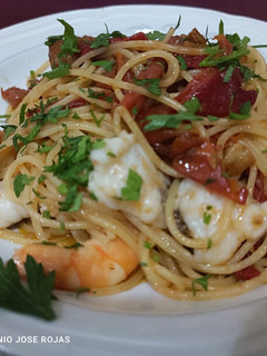 Una foto de Spaguetinis con rape y langostinos