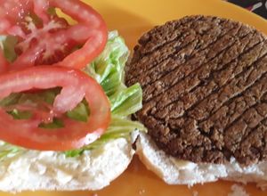 Una foto de Burger veggie de lentejas sin TACC🌿🍔