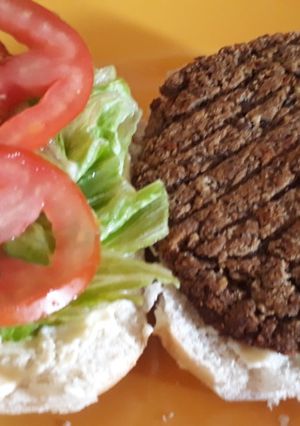 Una foto de Burger veggie de lentejas sin TACC🌿🍔