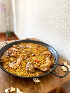 Una foto de Fideuá mixta de conejo y gambón