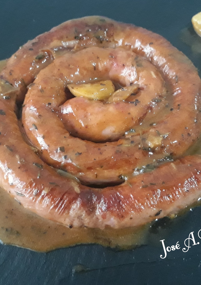 Una foto de Chistorra fresca con especias y mostaza