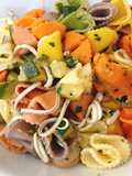 Pasta de colores con mariscos y calabacín
