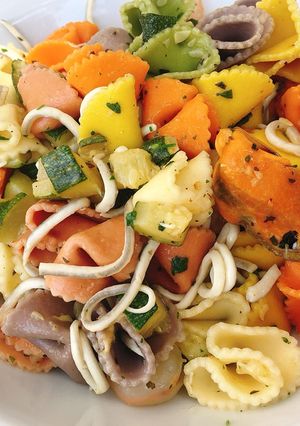 Foto principal de Pasta de colores con mariscos y calabacín