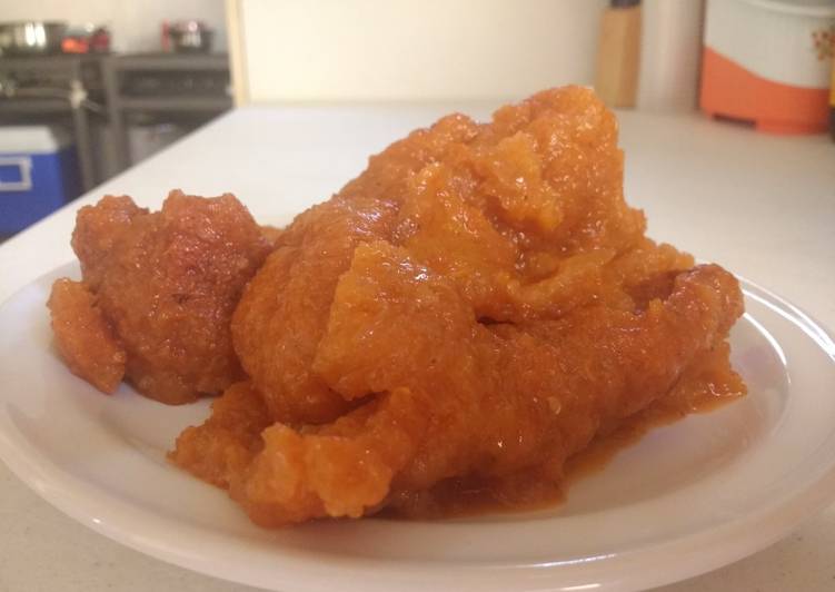 Chicharrón en salsa roja