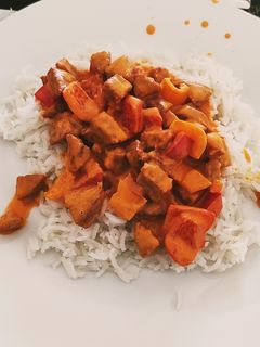 Une photo de Riz accompagné de sa sauce au chorizo et poivrons