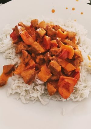Une photo de Riz accompagné de sa sauce au chorizo et poivrons